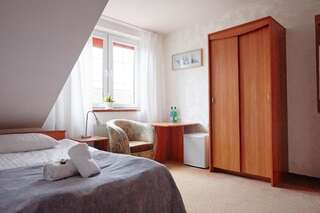 Отели типа «постель и завтрак» Pensjonat Wioletta Остроленка Просторный двухместный номер с 2 отдельными кроватями-4