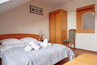 Отели типа «постель и завтрак» Pensjonat Wioletta Остроленка Просторный двухместный номер с 2 отдельными кроватями-5