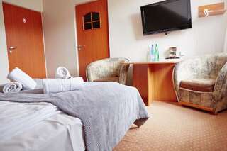 Отели типа «постель и завтрак» Pensjonat Wioletta Остроленка Просторный двухместный номер с 2 отдельными кроватями-2